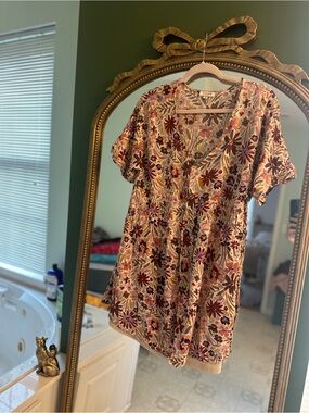 ANDREE BY UNIT Floral V-Neck Short Sleeve Tunic in Cream, Purple, Pink, Green